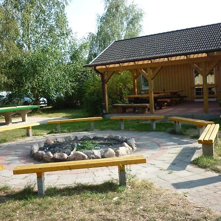 Gruppenbungalow-Waldhaus-Am Ferienpark 米罗 外观 照片