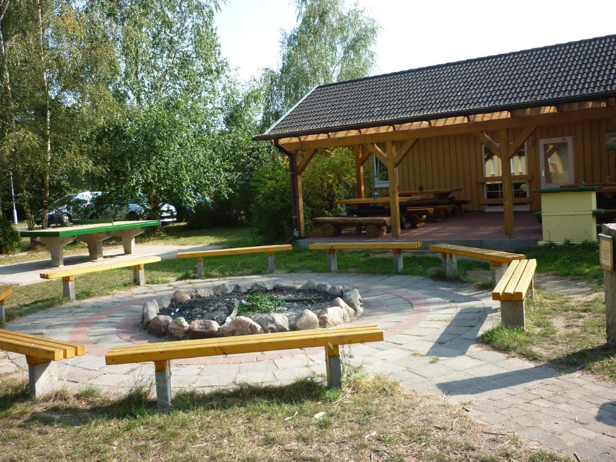 Gruppenbungalow-Waldhaus-Am Ferienpark 米罗 外观 照片