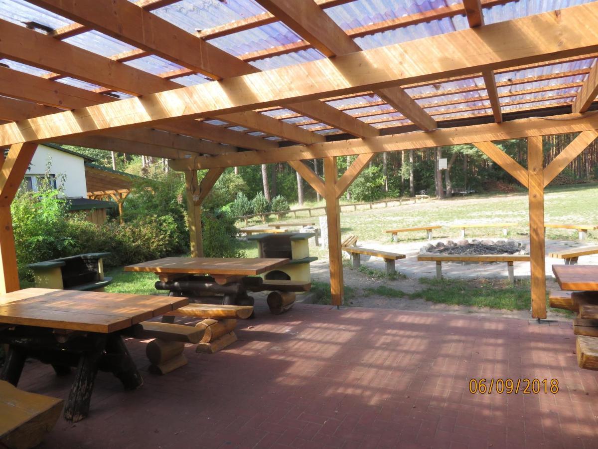 Gruppenbungalow-Waldhaus-Am Ferienpark 米罗 外观 照片