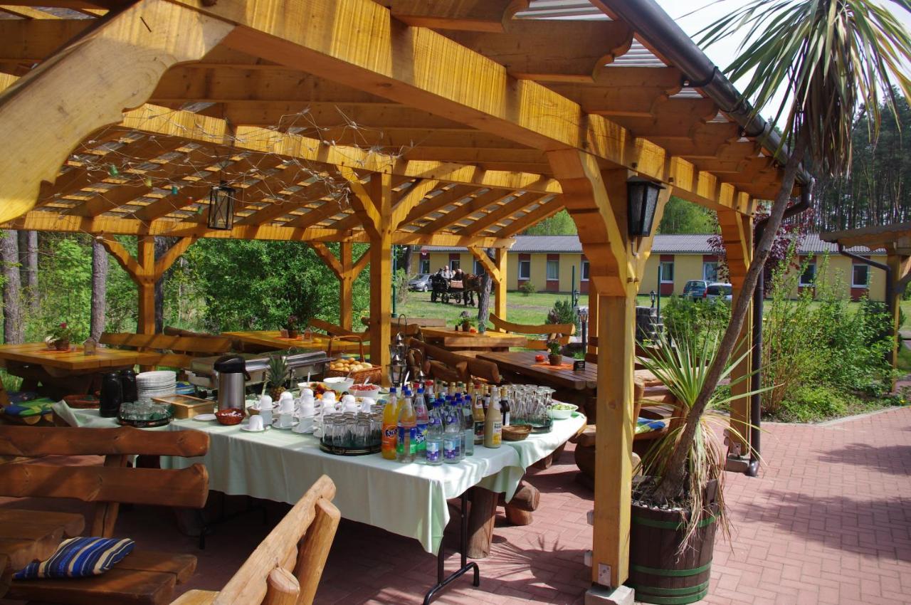 Gruppenbungalow-Waldhaus-Am Ferienpark 米罗 外观 照片