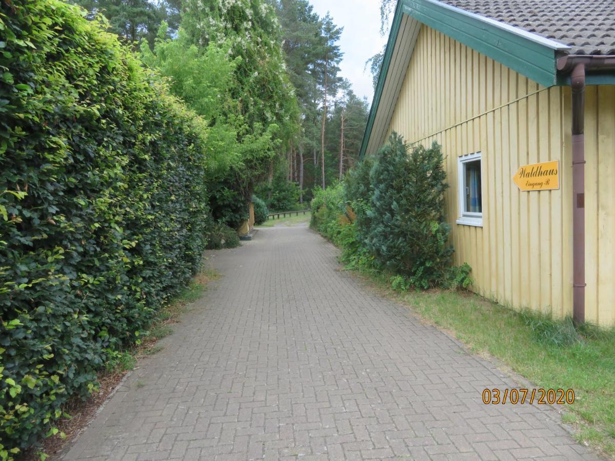Gruppenbungalow-Waldhaus-Am Ferienpark 米罗 外观 照片